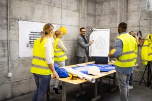 Instructor dictando una capacitación a trabajadores