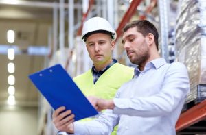Consultor y supervisor revisando un checklist en planta