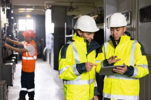 Trabajadores con casco y chaleco en obra