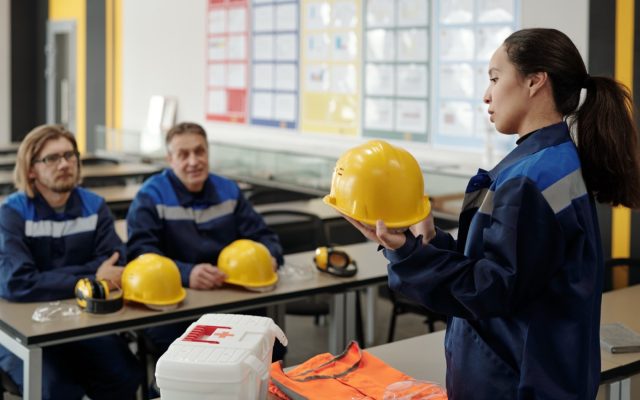 Capacitación de trabajadores en aula