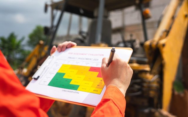 Supervisor llenando una matriz IPERC en obra