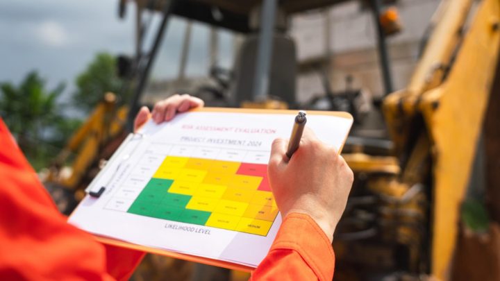 Supervisor llenando una matriz IPERC en obra