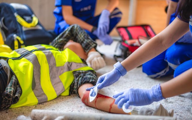 Brigadistas atendiendo a un herido