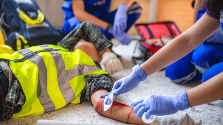 Brigadistas atendiendo a un herido