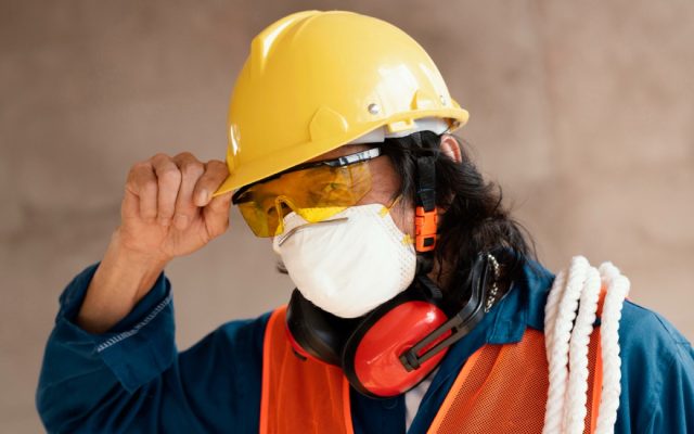 Trabajadores con EPP en planta industrial