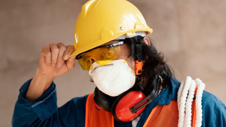 Trabajadores con EPP en planta industrial