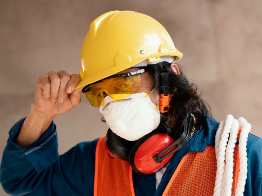 Trabajadores con EPP en planta industrial