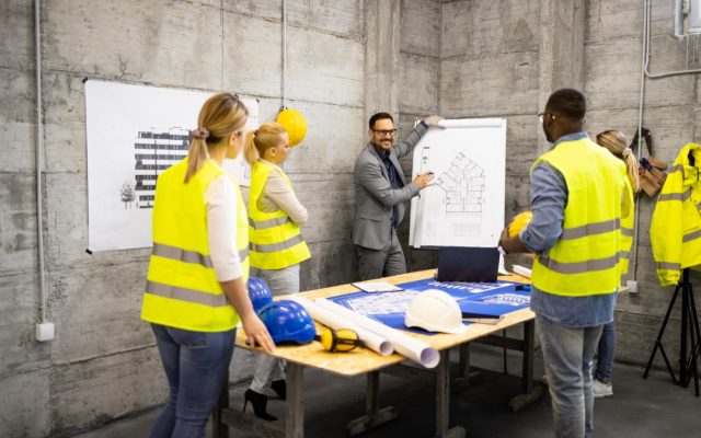 Instructor dictando una capacitación a trabajadores