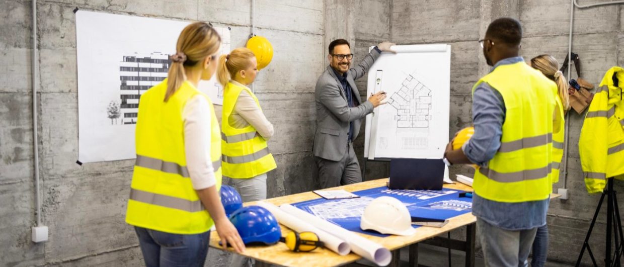 Instructor dictando una capacitación a trabajadores