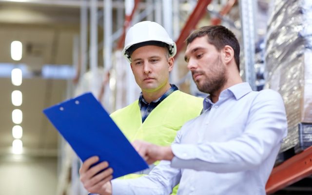 Consultor y supervisor revisando un checklist en planta