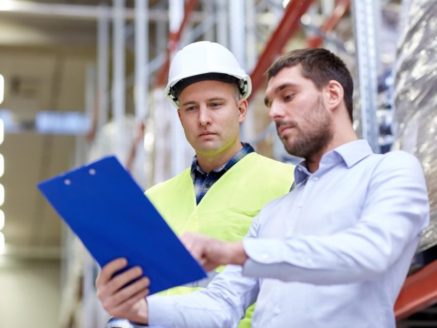 Consultor y supervisor revisando un checklist en planta