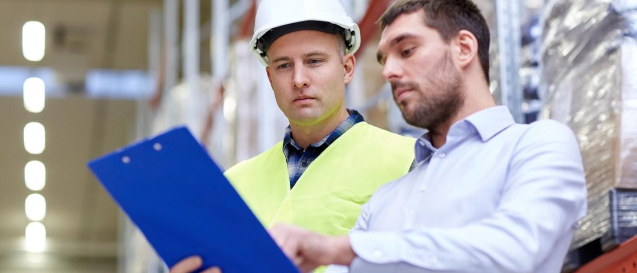 Consultor y supervisor revisando un checklist en planta