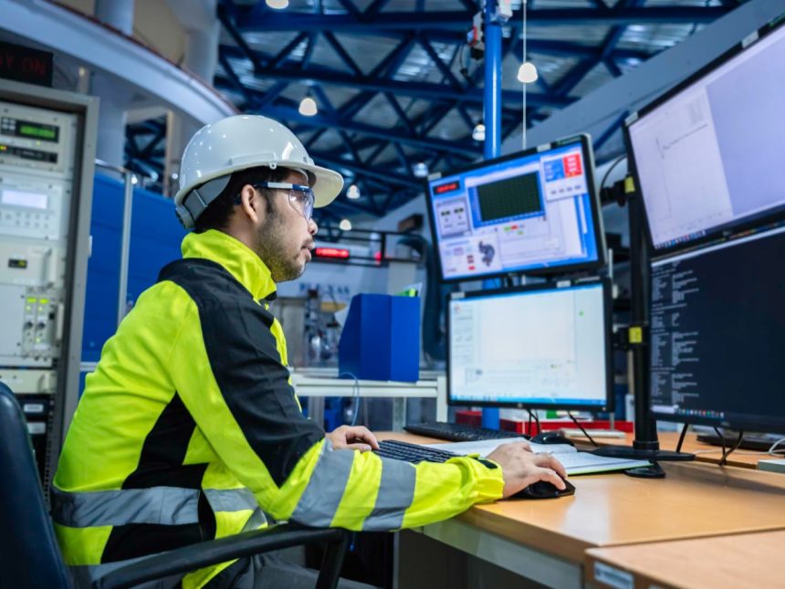 Ingeniero de seguridad monitoreando la operación